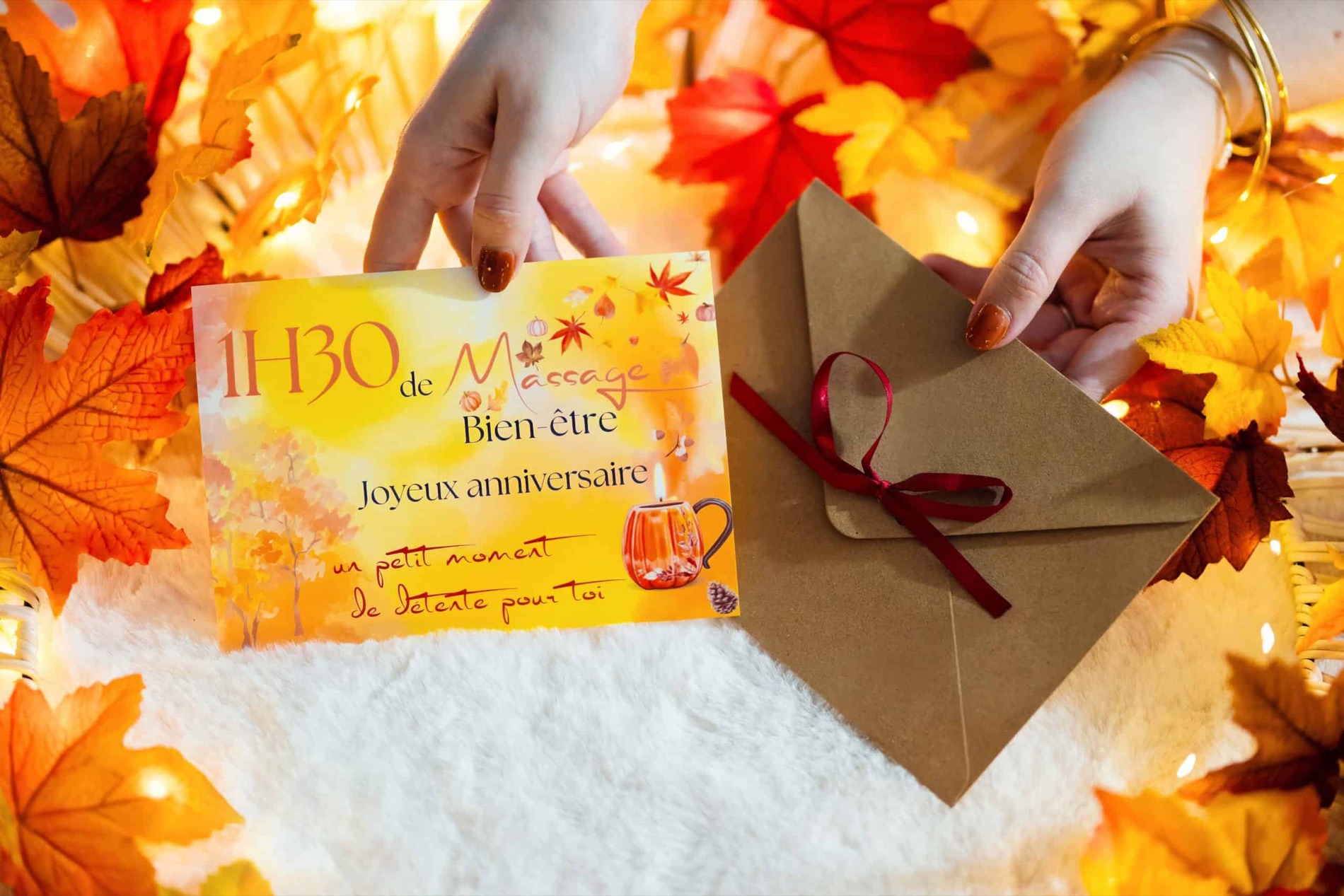 Carte cadeau L'Or De Nos Mains présentée dans une enveloppe kraft nouée d'un ruban